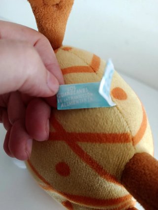 Juguete peluche piña marca Famosa de 33 cm