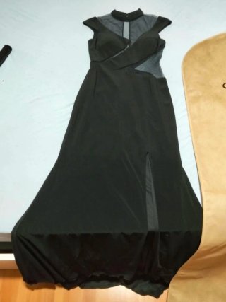 Vestido negro largo con transparencias