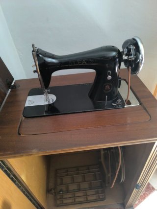 Maquina de coser Sigma con mueble castellano