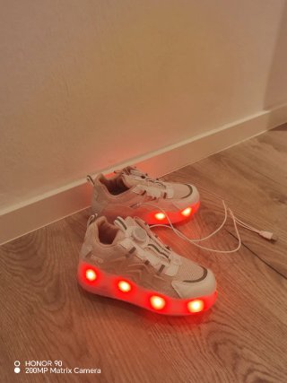 Zapatillas con ruedas y luces LED rosas