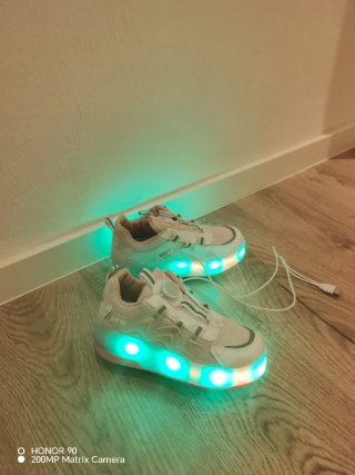 Zapatillas con ruedas y luces LED rosas