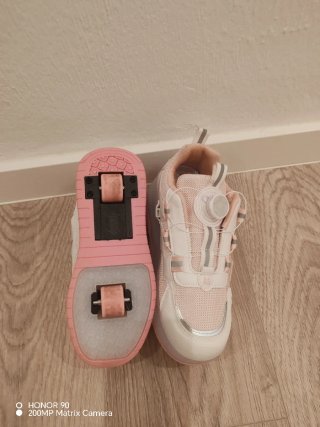 Zapatillas con ruedas y luces LED rosas