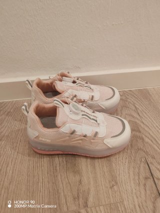 Zapatillas con ruedas y luces LED rosas