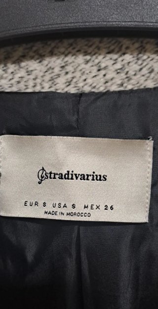 Abrigo Stradivarius gris ligero