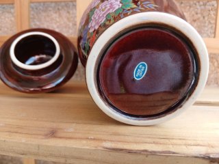 Tibor oriental pequeño decorado cloisonné.