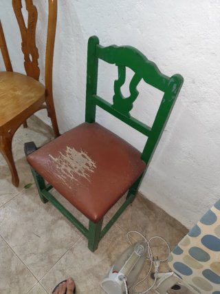 Silla de madera con asiento de cuero