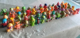 Set di divertenti pupazzi con design Zomlings