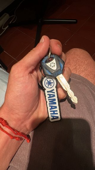 Porta-chaves Yamaha com padrão honeycomb