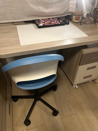 Sedia a rotelle blu di IKEA