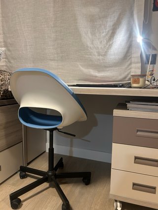 Sedia a rotelle blu di IKEA