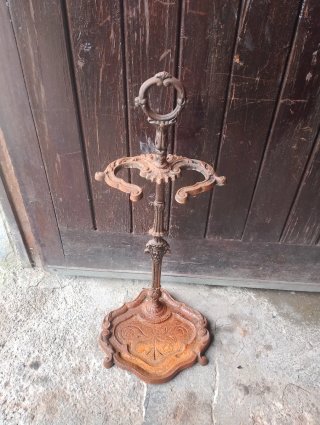 Paragüero antiguo de metal