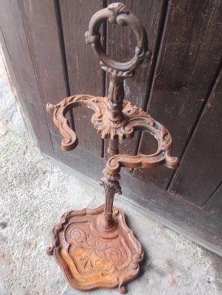 Paragüero antiguo de metal
