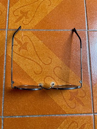 Occhiali da sole rotondi neri e marroni