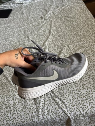 Nike Revolution 5 Gris/Blanco Talla 37