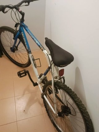 Bicicleta Decathlon Azul y Blanca