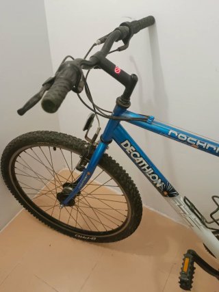 Bicicleta Decathlon Azul y Blanca