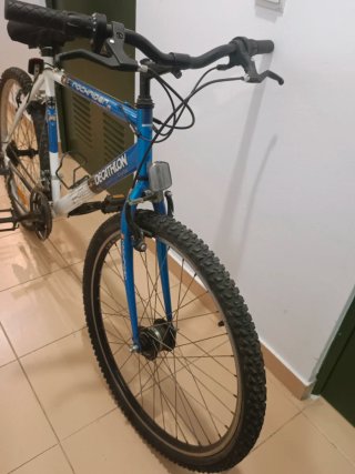 Bicicleta Decathlon Azul y Blanca
