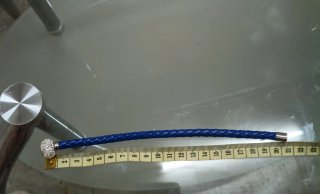Pulsera trenzada.Con pequeñas piedritas brillantes