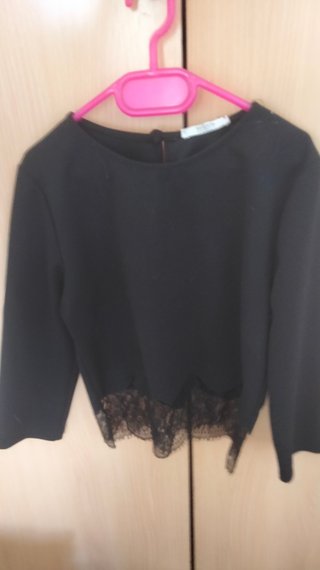 Camiseta negra con detalle