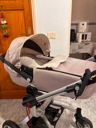 Cochecito de bebé color beige