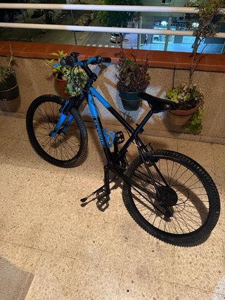Bicicleta MTB Negra y Azul
