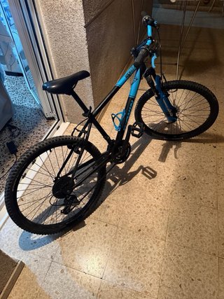 Bicicleta MTB Negra y Azul