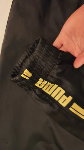 Pantalón chándal Puma negro y dorado