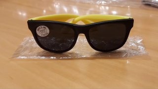 Gafas de sol negras y amarillas nuevas