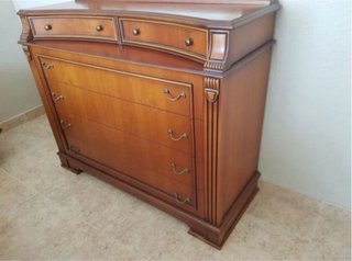 Cómoda de madera con espejo