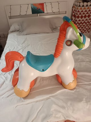 Caballo balancín y correpasillos