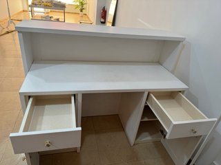 Mostrador de madera blanco