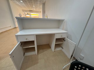 Mostrador de madera blanco