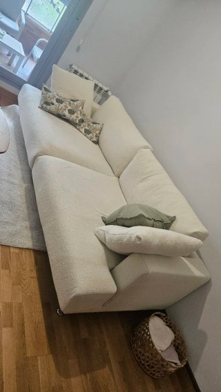Sofá modular beige tela y mimbre