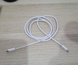 iPhone 17e incluye su caja, funda magsafe y cable.