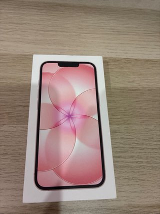 iPhone 17e incluye su caja, funda magsafe y cable.
