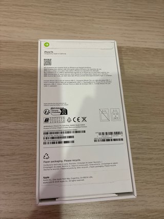 iPhone 17e incluye su caja, funda magsafe y cable.