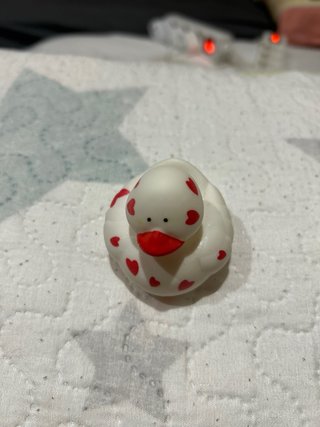 Pato de goma blanco con corazones rojos
