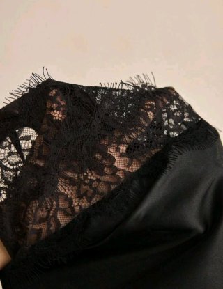 Camisón de encaje negro con tirantes