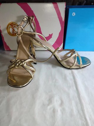 Sandalias doradas mujer