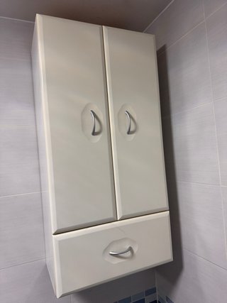 Mueble de baño blanco de madera