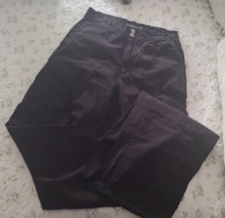 Pantalón negro casual y cómodo, finito