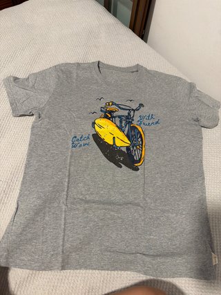 Camiseta gris con estampado de bicicleta y surf