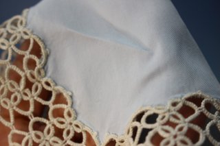 Pañuelo de encaje de lanzadera o frivolité. Azul celeste y blanco.