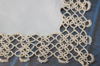 Pañuelo de encaje de lanzadera o frivolité. Azul celeste y blanco.