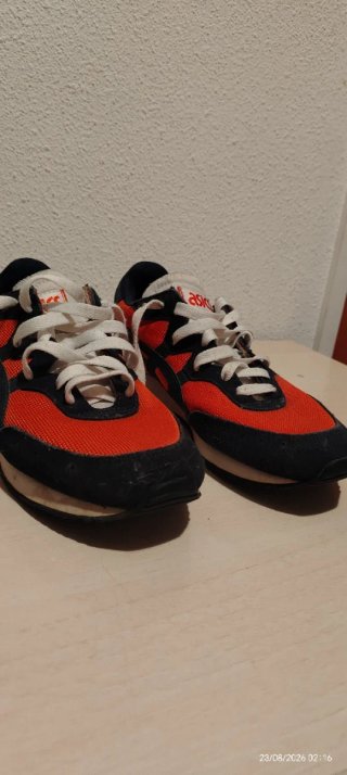 Zapatillas Asics Naranja y Negro