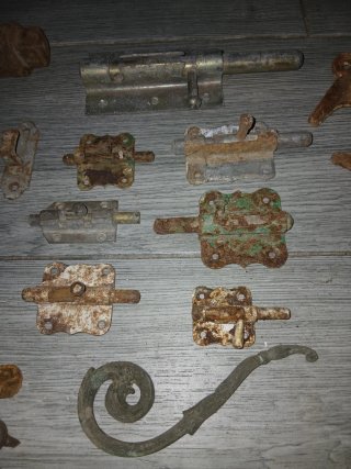 Lotes de herrajes y cerraduras oxidados