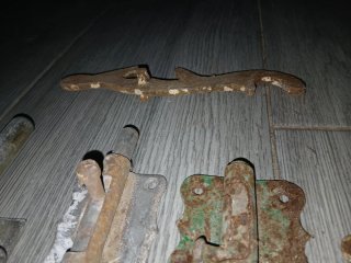 Lotes de herrajes y cerraduras oxidados