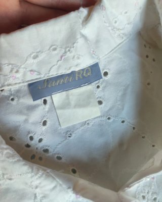 Camisa blanca de botones bordada