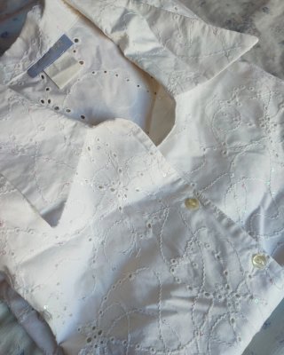 Camisa blanca de botones bordada