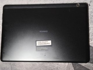 Huawei MediaPad T5 AGS2-L09 con funda